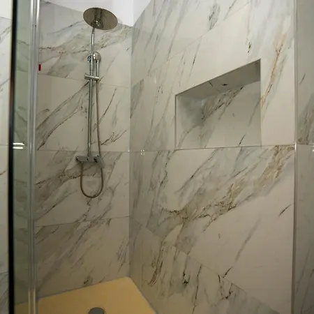 Veni I Gjyshit Hotel Nderlysaj